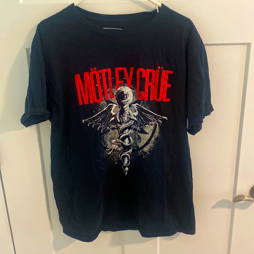 Mötley Crüe t-shirt; barely worn; large